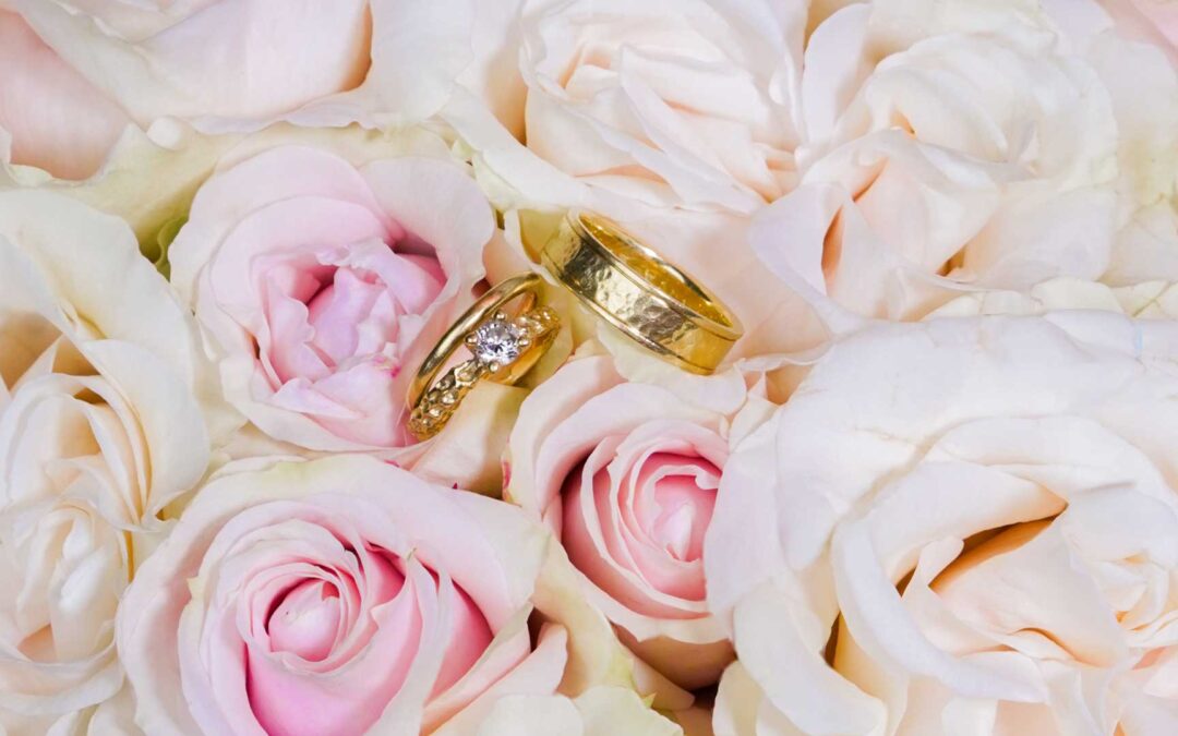 How to Select the Perfect Roses for Every Wedding Theme: Expert Tips for Florists