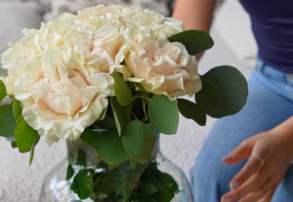 Top Rose Varieties for Meaningful All Saints Day Floral Arrangements